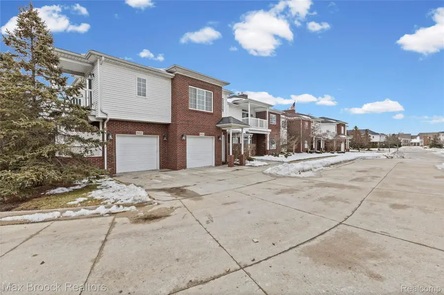 5817 Twin Oaks Drive, Sterling Heights, MI 48314 - #3