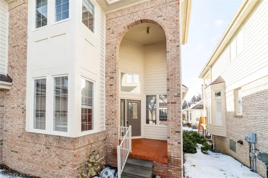 38119 N Vista Drive, Livonia, MI 48152 - #2