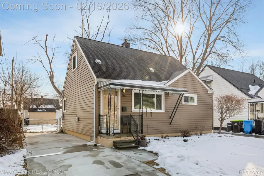 896 E Dallas Avenue, Madison Heights, MI 48071 - #2