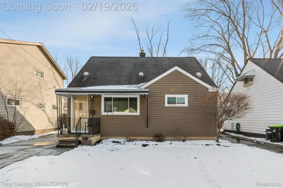 896 E Dallas Avenue, Madison Heights, MI 48071 - #3