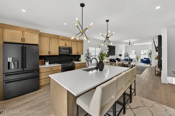 1652 Pinecroft Lane, Howell, MI 48855