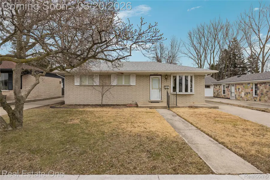 22327 Gordon Road, Saint Clair Shores, MI 48081 - #2