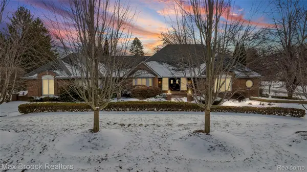 5867 Bravo Court, OrchardLake, MI 48324