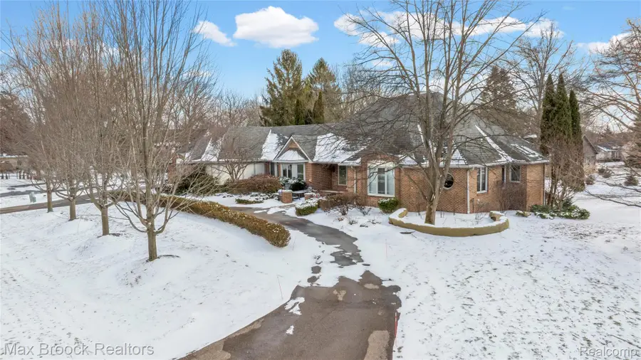 5867 Bravo Court, Orchard Lake Village, MI 48324 - #2