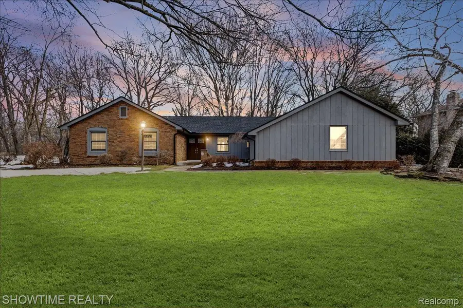 5688 Tequesta Court, West Bloomfield, MI 48323 - #2