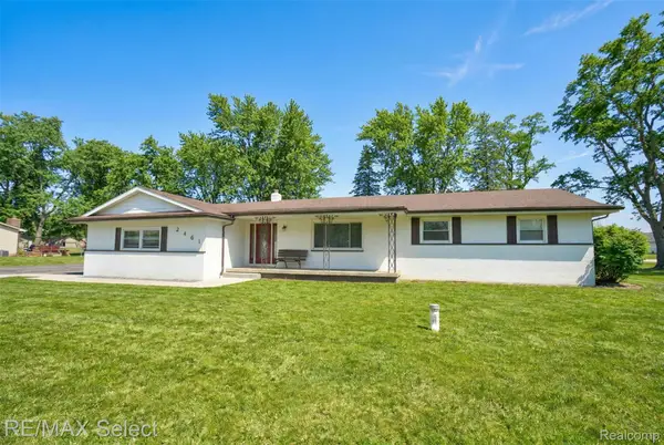 2461 N Long Lake Road, Fenton, MI 48430