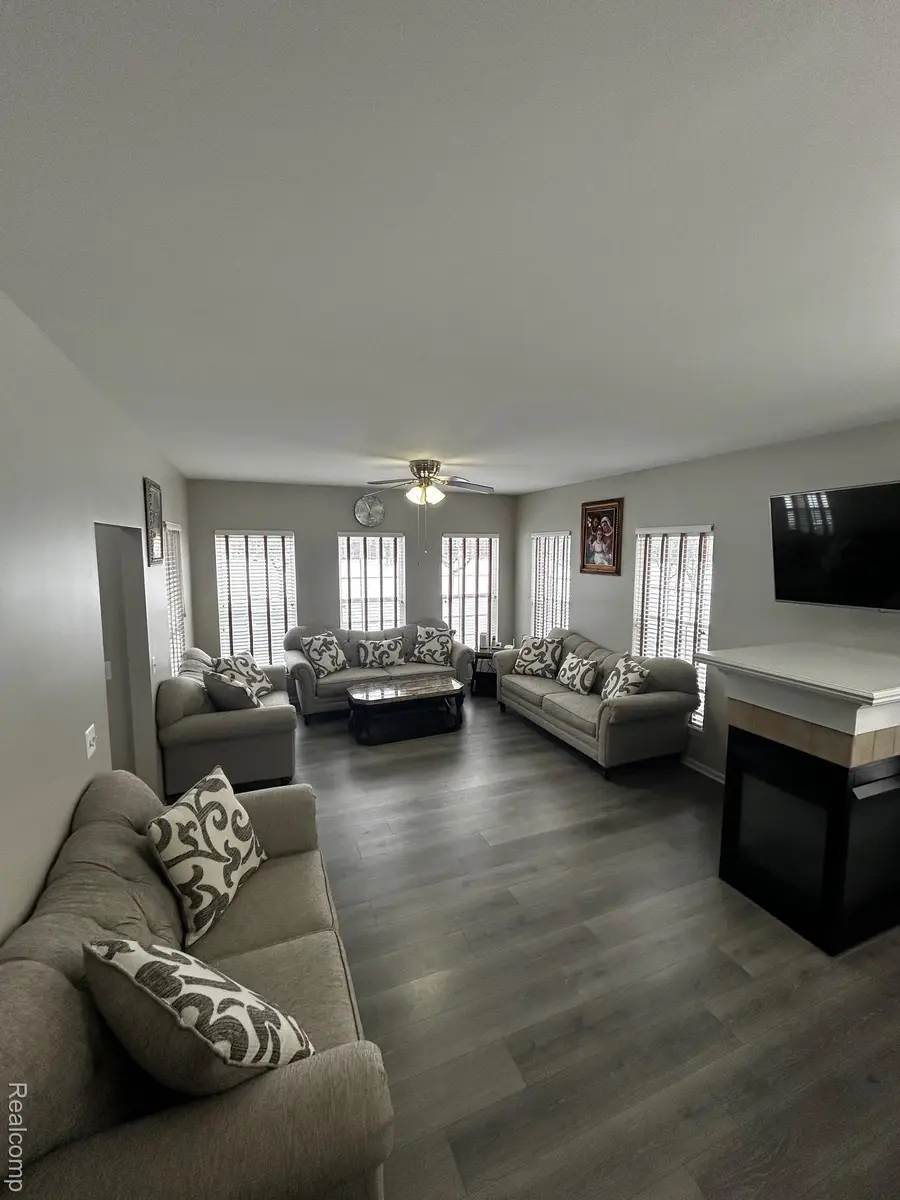 42808 Park Cresent Drive, Sterling Heights, MI 48313 - #3