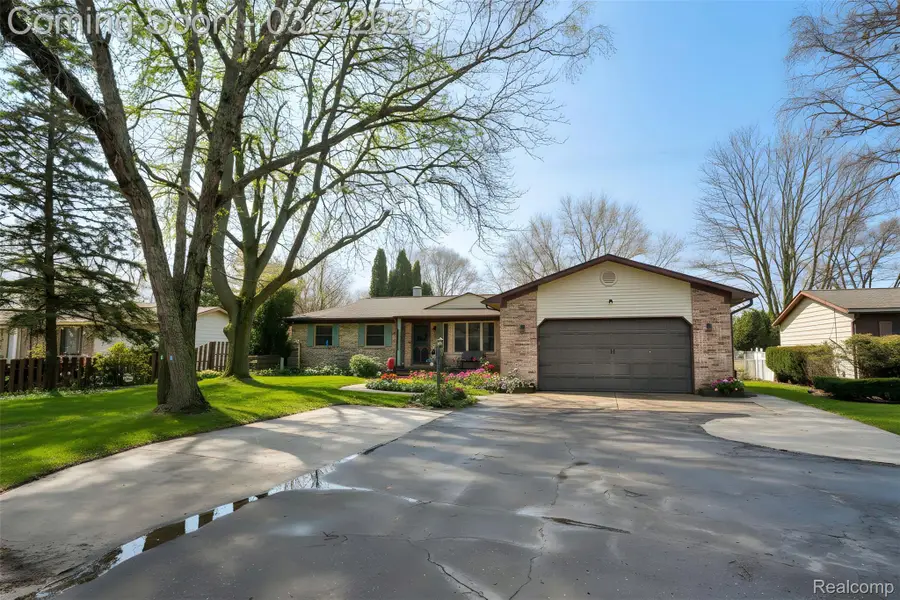 6076 E Carpenter Road, Flint, MI 48506 - #2