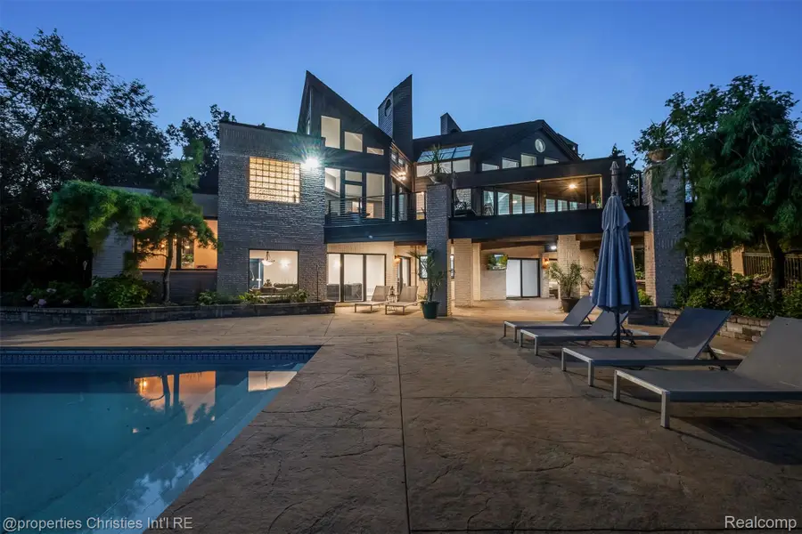 4912 Oakwood Court, Commerce Township, MI 48382 - #2