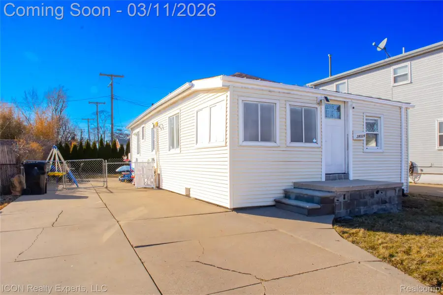 28029 Rosemont Street, Roseville, MI 48066 - #2