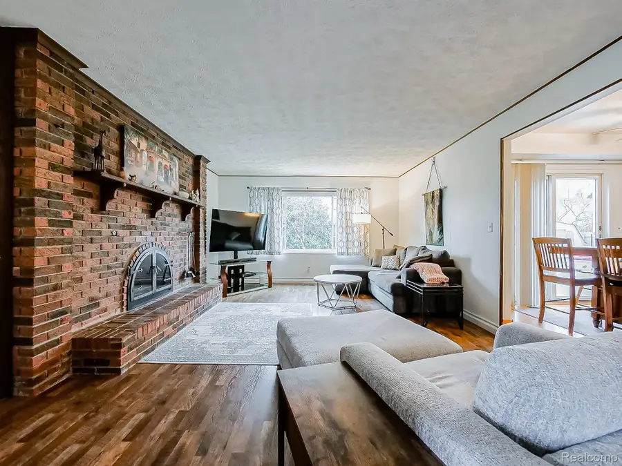 38131 Chatham Court, Sterling Heights, MI 48310 - #2