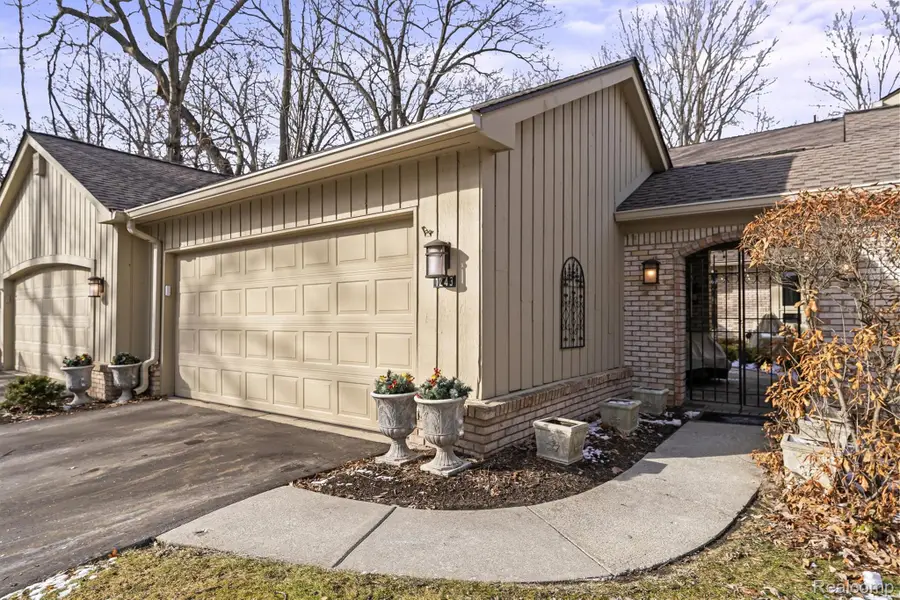 1243 Woodcrest Circle, Bloomfield, MI 48304 - #2