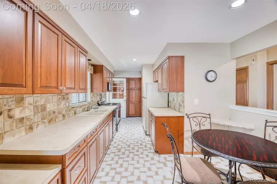 35631 Heritage Lane, Farmington, MI 48335 - #2