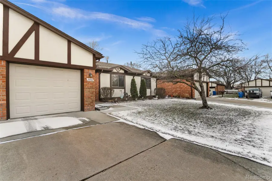5442 Stanford Court, Warren, MI 48091 - #2