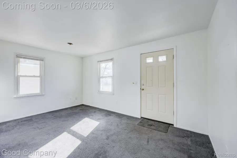 555 E Mahan Avenue, Hazel Park, MI 48030 - #2