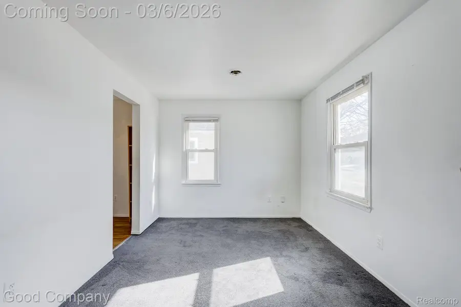 555 E Mahan Avenue, Hazel Park, MI 48030 - #3