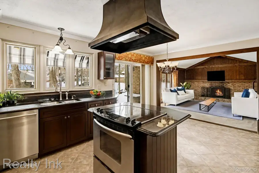 1636 Kilburn Road N, Rochester Hills, MI 48306 - #2