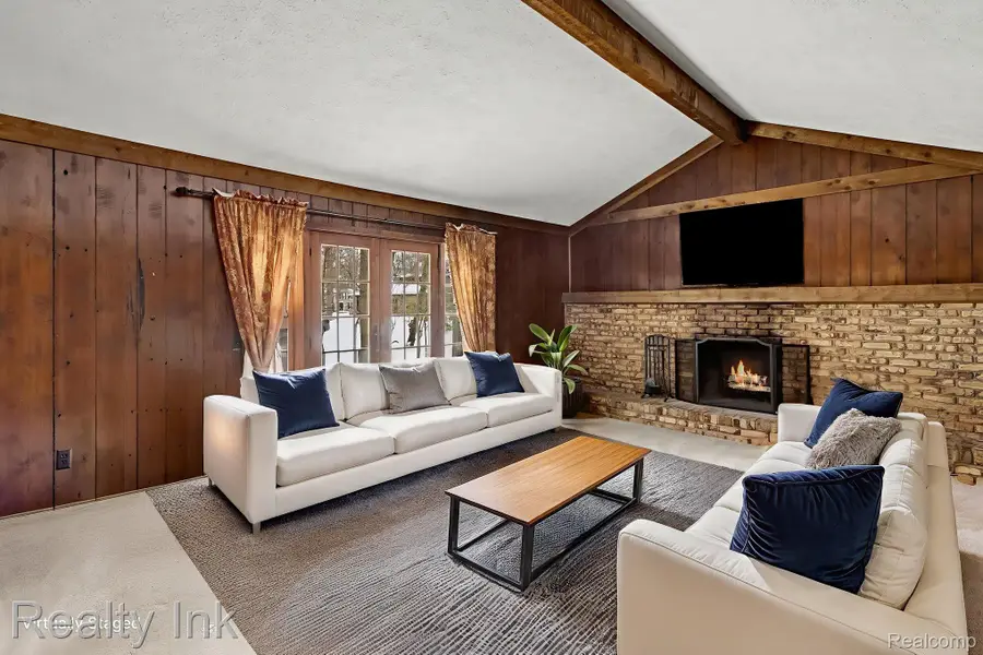 1636 Kilburn Road N, Rochester Hills, MI 48306 - #3