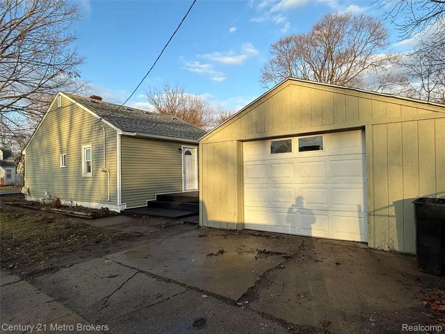 2098 E Scottwood Avenue, Burton, MI 48529 - #3