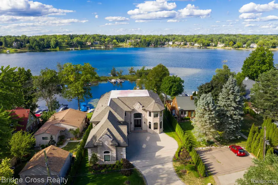 5820 Lakeview Avenue, Orchard Lake Village, MI 48323 - #2