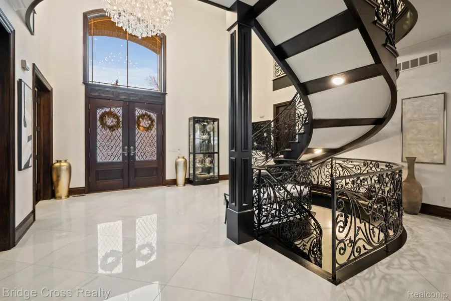 5820 Lakeview Avenue, Orchard Lake Village, MI 48323 - #3