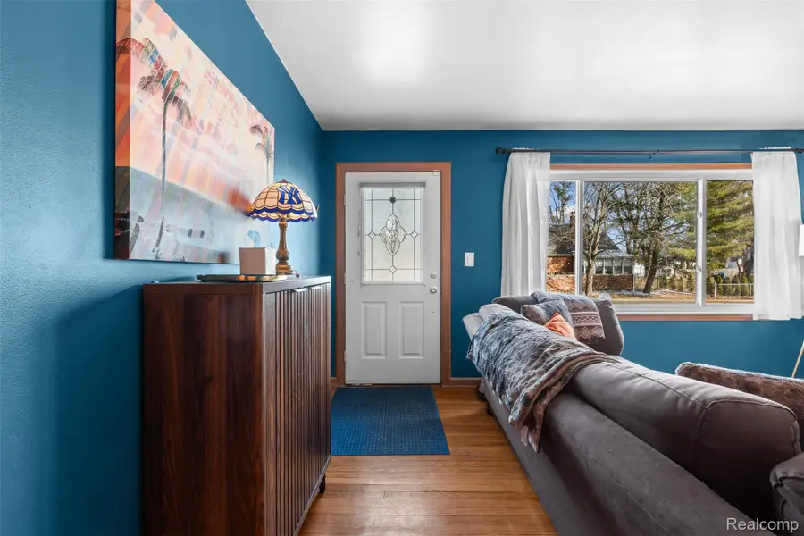 592 E Dallas Avenue, Madison Heights, MI 48071 - #2
