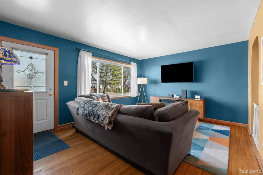 592 E Dallas Avenue, Madison Heights, MI 48071 - #3