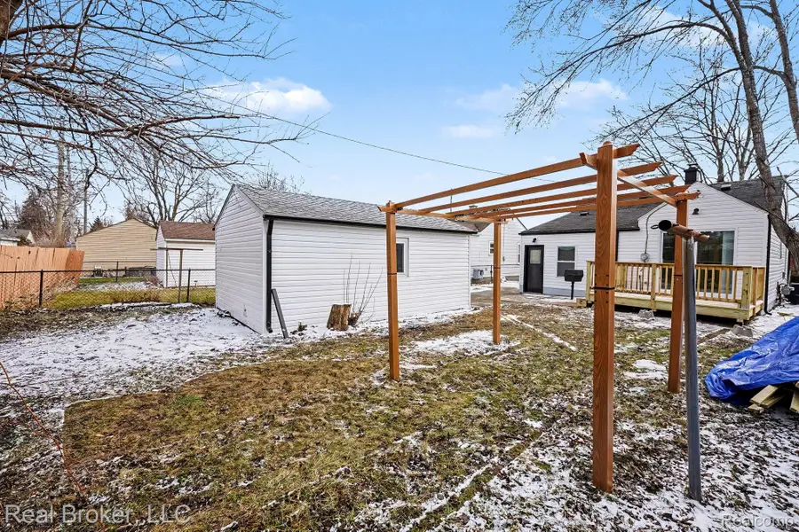 973 E Guthrie Avenue, Madison Heights, MI 48071 - #3