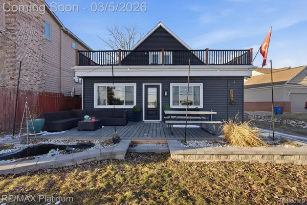 4960 Cooley Lake Road, Waterford, MI 48327