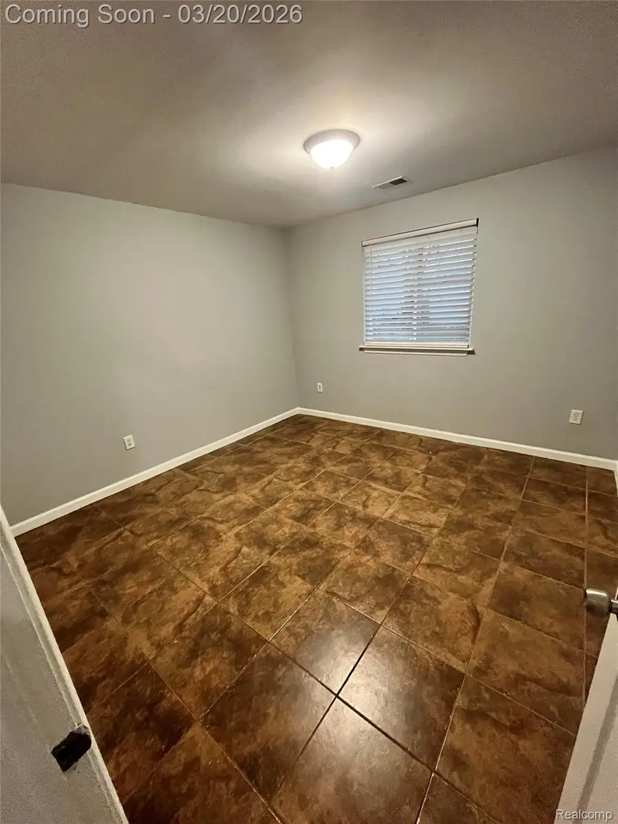 20535 Powers Avenue, Dearborn Heights, MI 48125 - #2