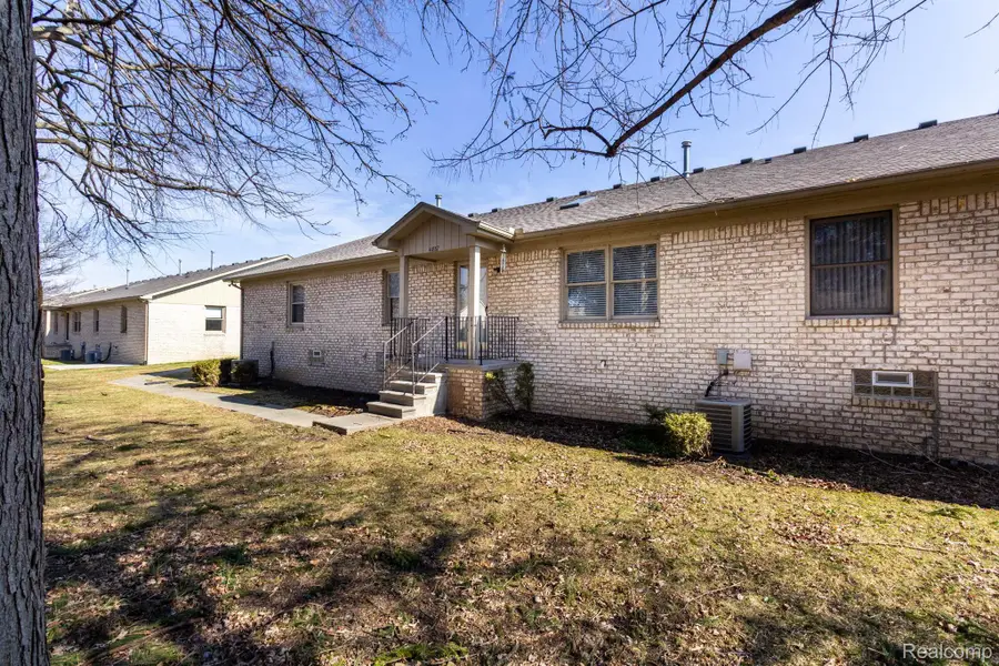 41837 King Edward Court, Clinton, MI 48038 - #2