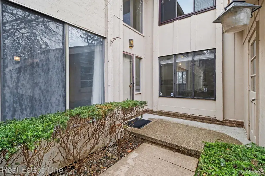 7329 Creek View Circle, West Bloomfield, MI 48322 - #2