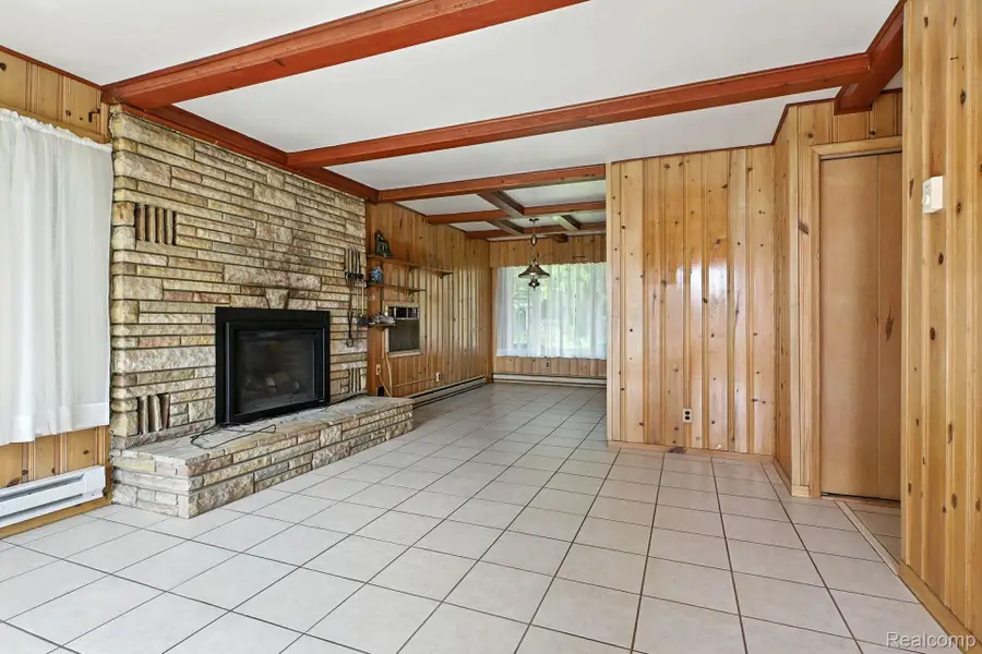 8814 Pellett Dr, Webster, MI 48189 - #2