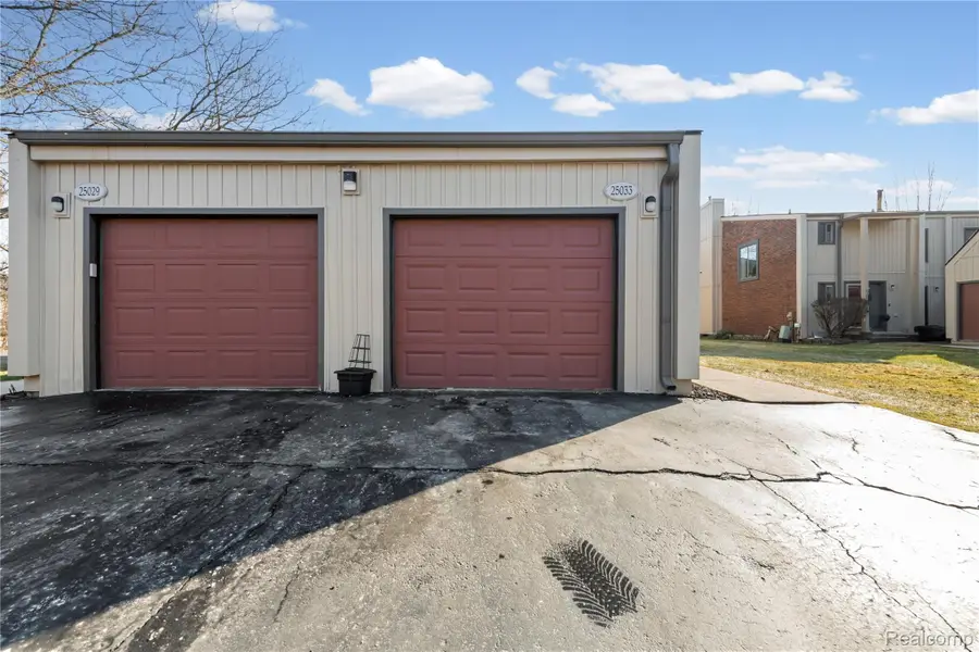 25033 Woodvale Drive N, Southfield, MI 48034 - #2