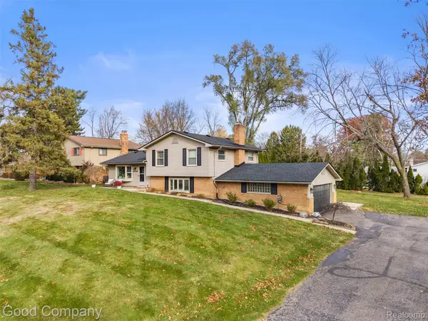 29988 Ravenscroft Street, Farmington, MI 48331