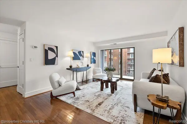 411 S Old Woodward Avenue #821, Birmingham, MI 48009