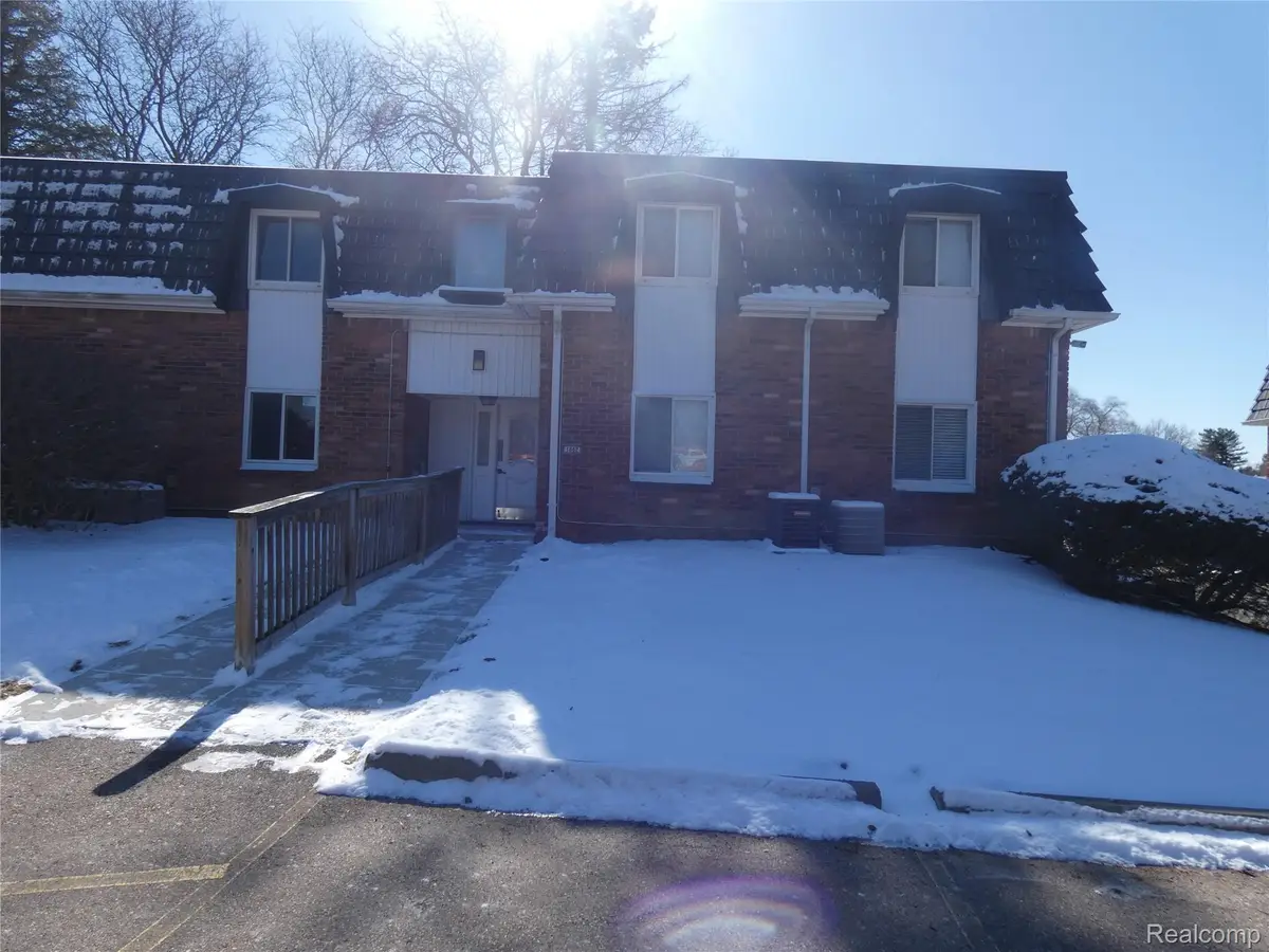 1862 Colonial Village Way #3, Waterford, MI 48328 - #1