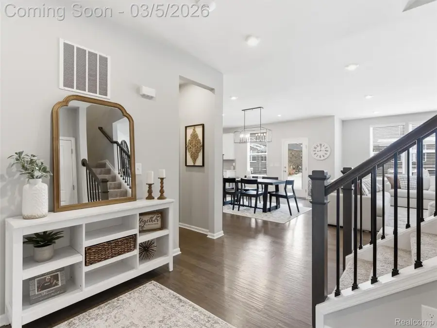 3861 Summit Drive, Sterling Heights, MI 48314 - #3