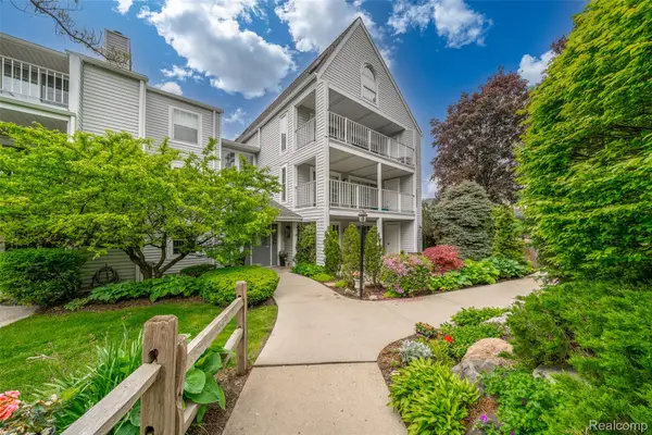 3553 Port Cove Drive #39, Waterford, MI 48328