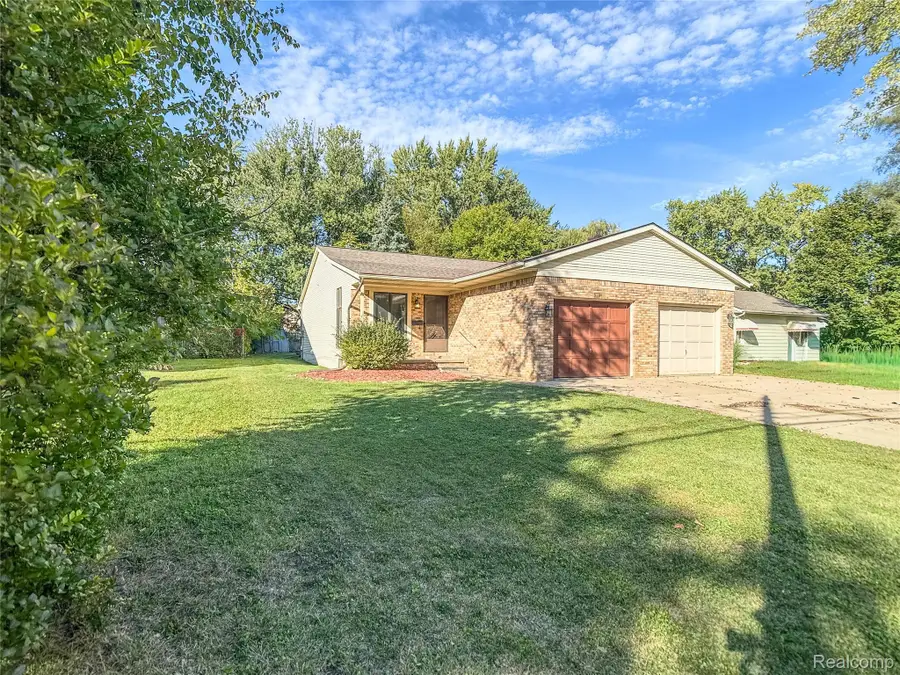 914 North Road, Fenton, MI 48430 - #3