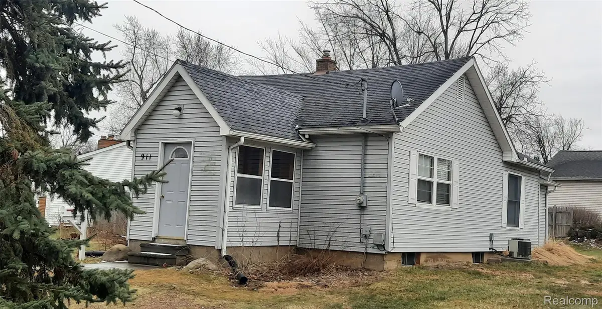 911 W Silver Lake Road, Fenton, MI 48430 - #1