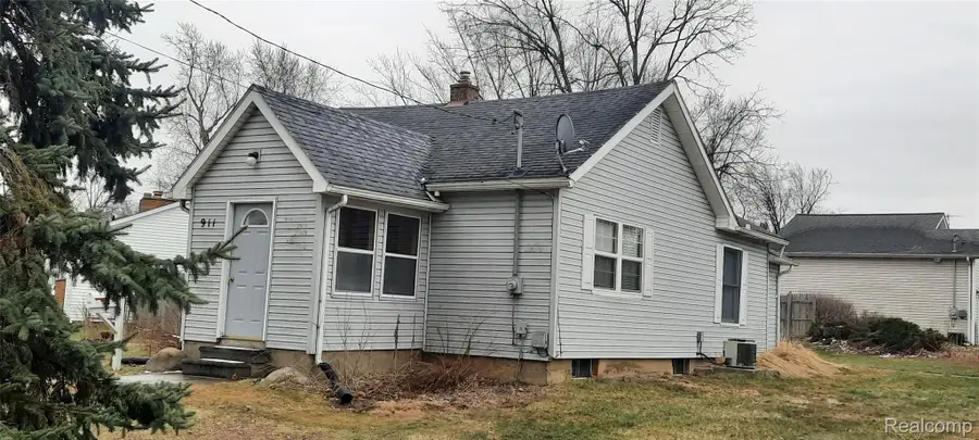 911 W Silver Lake Road, Fenton, MI 48430 - #3