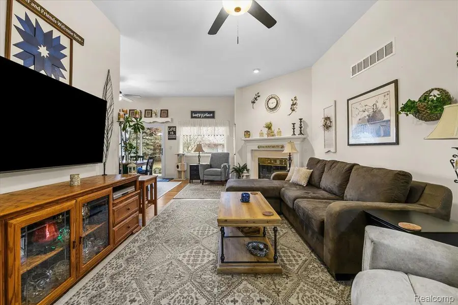 4462 Glenoaks Court, Warren, MI 48092 - #3