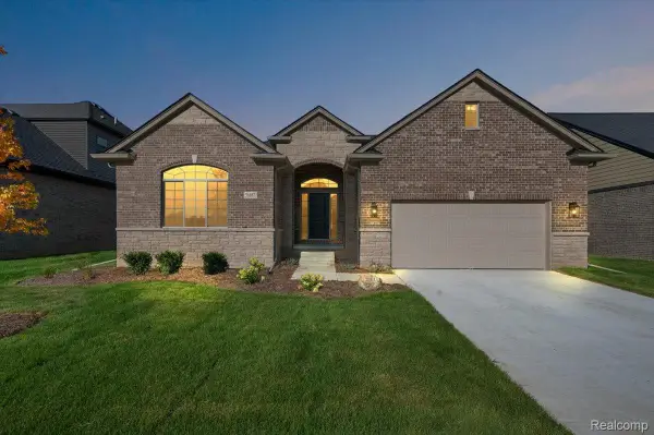 56667 Via Bellano #32, Macomb, MI 48042