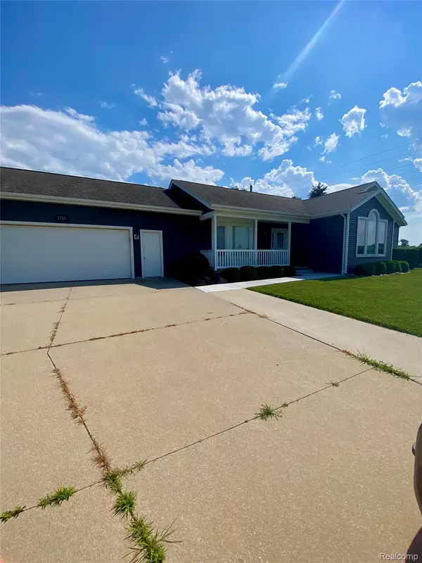 7758 Drakeshire Blvd, Almont, MI 48003