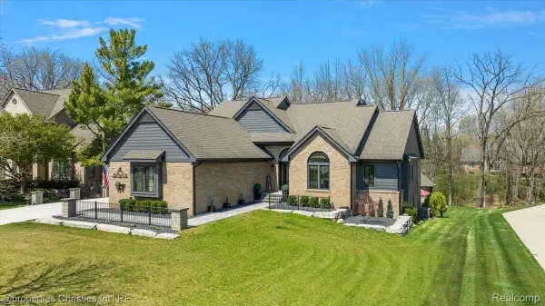 22844 Indianwood Drive, SouthLyon, MI 48178