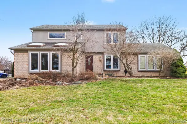 22677 Shadowglen Drive, FarmingtonHills, MI 48335