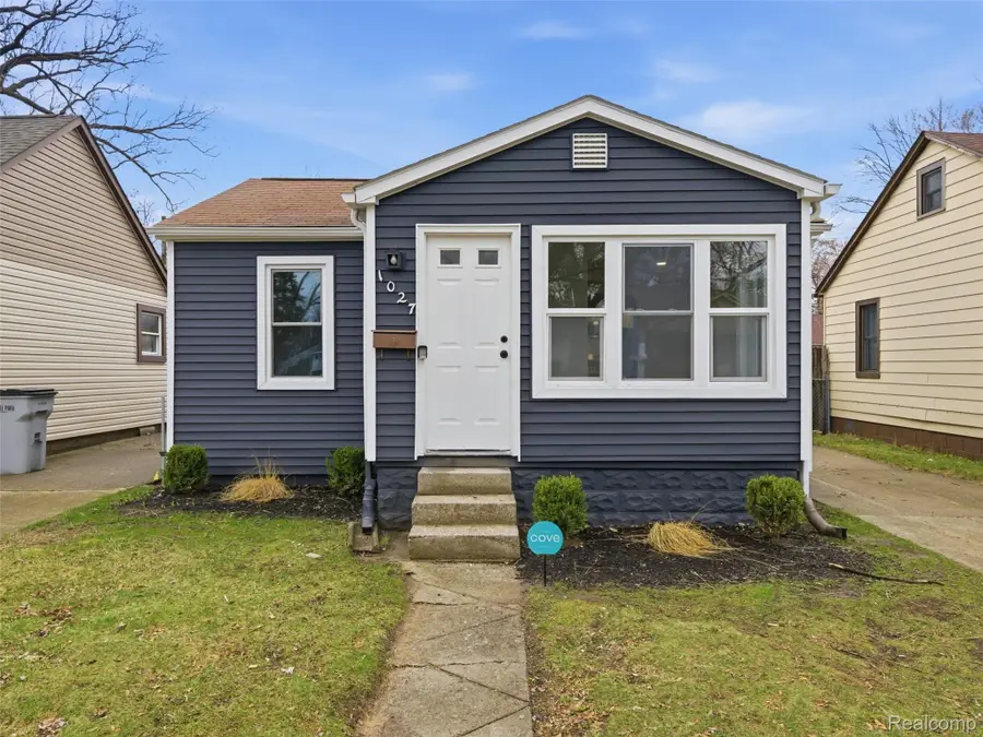1027 E Milton Avenue, Hazel Park, MI 48030 - #2