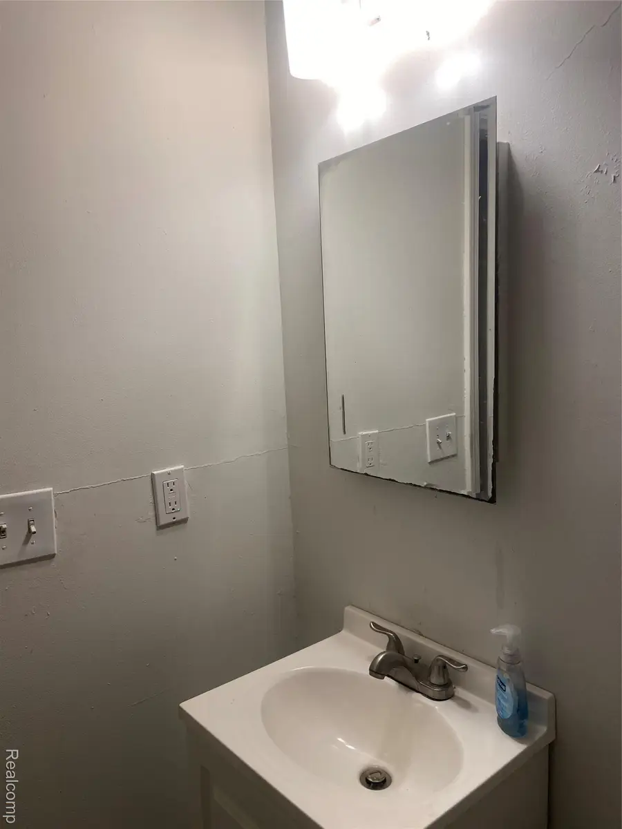 937 Barrie Avenue, Flint, MI 48507 - #3
