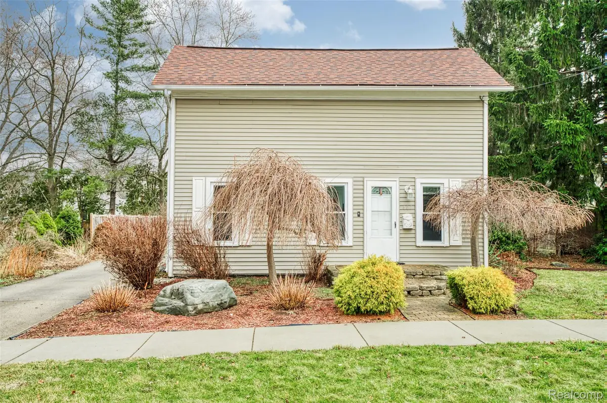 407 S Cedar Street, Williamston, MI 48895 - #1